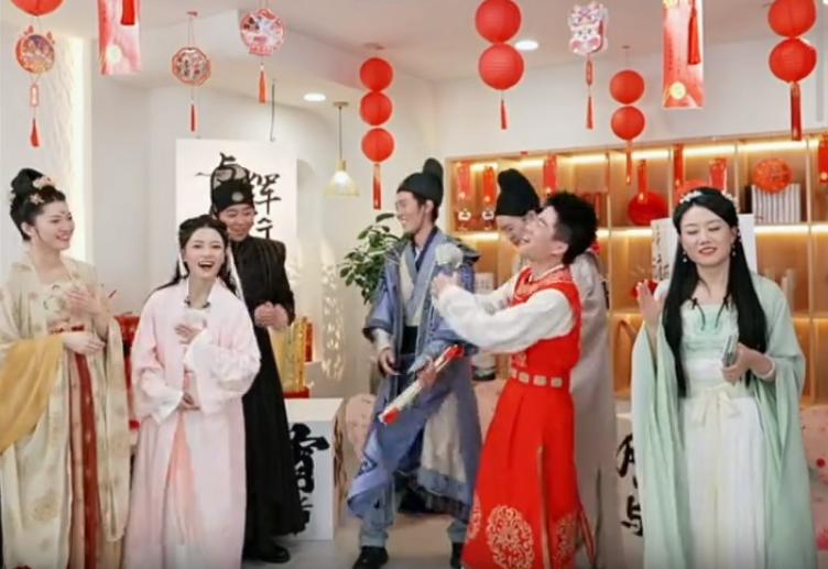 昨晚上的元宵晚会，比赛投壶，身高占了绝对优势。
安安最先出马，虽然距离不是很远，