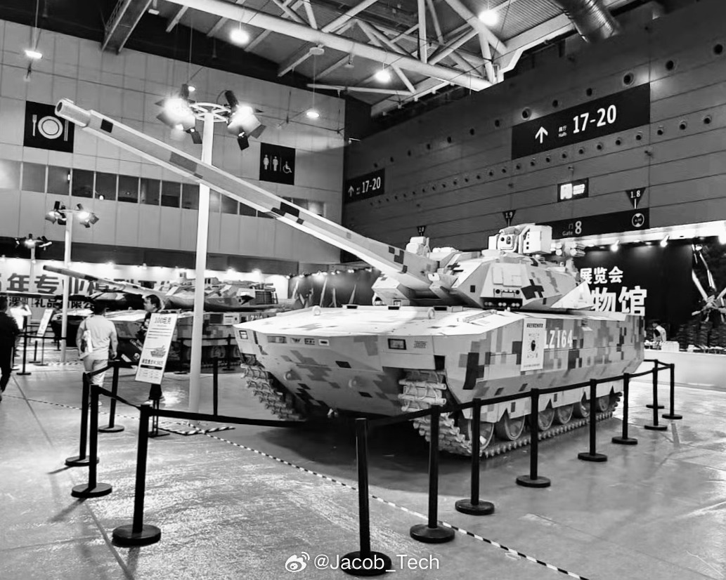 TheCoolDriver懂车帝去玩车不是谁家的改装车展还能看到1:1的坦克复刻