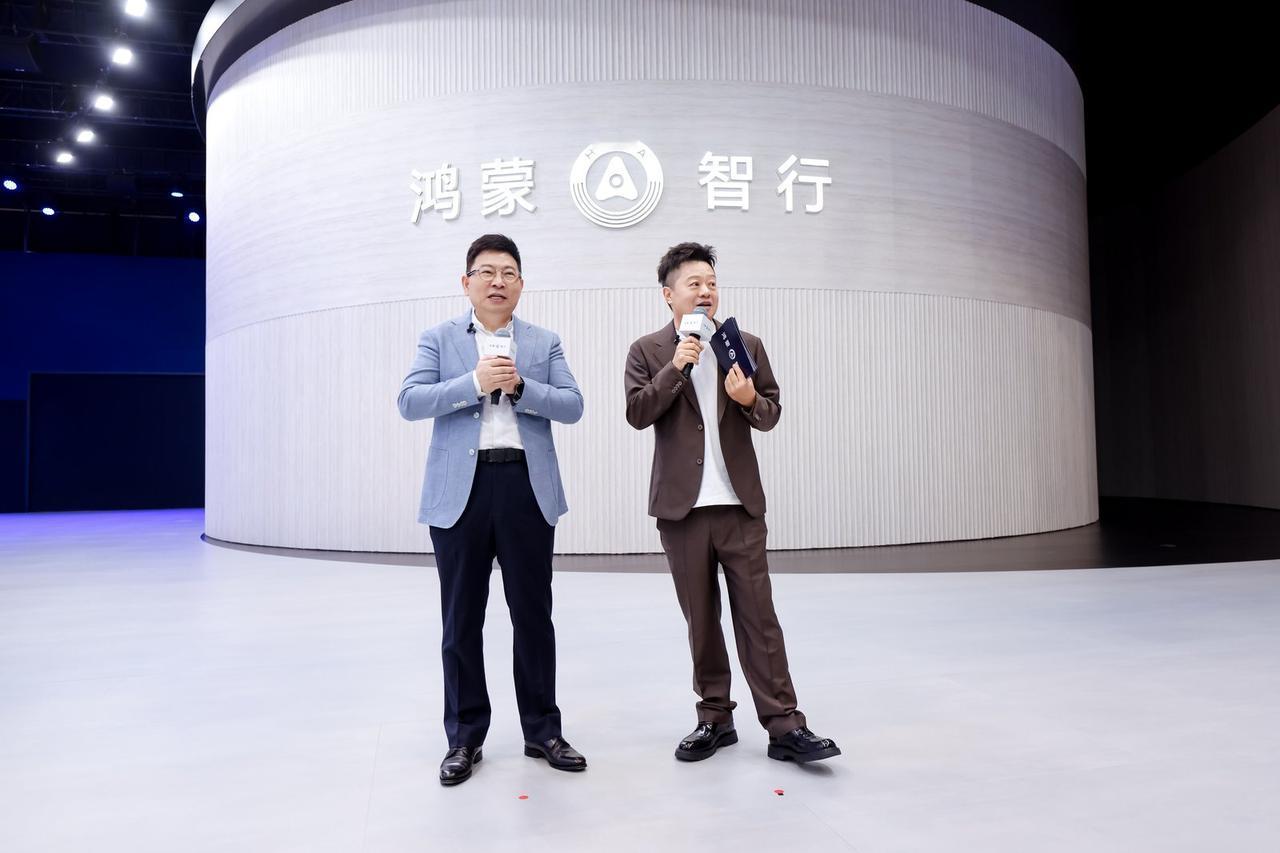 五界各司其职，鸿蒙智行用完整矩阵覆盖每一种需求
北京车展鸿蒙智行展台，五界车型各