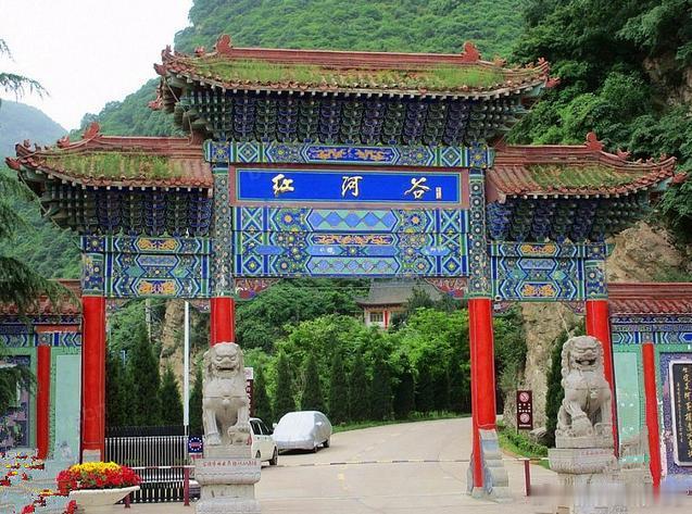 【红河谷】红河谷山势险峻，石峡深邃，幽谷含秀，飞瀑深潭，珠飞玉溅，景观多变。太公