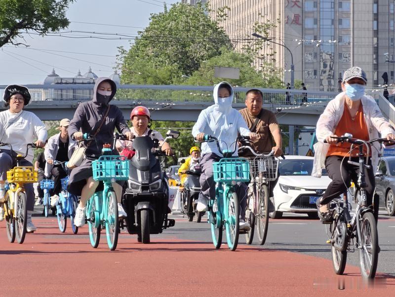 全身包裹防晒衣和骑行看手机，哪个才是真正的马路杀手？
夏季高温炎热，不少人习惯穿