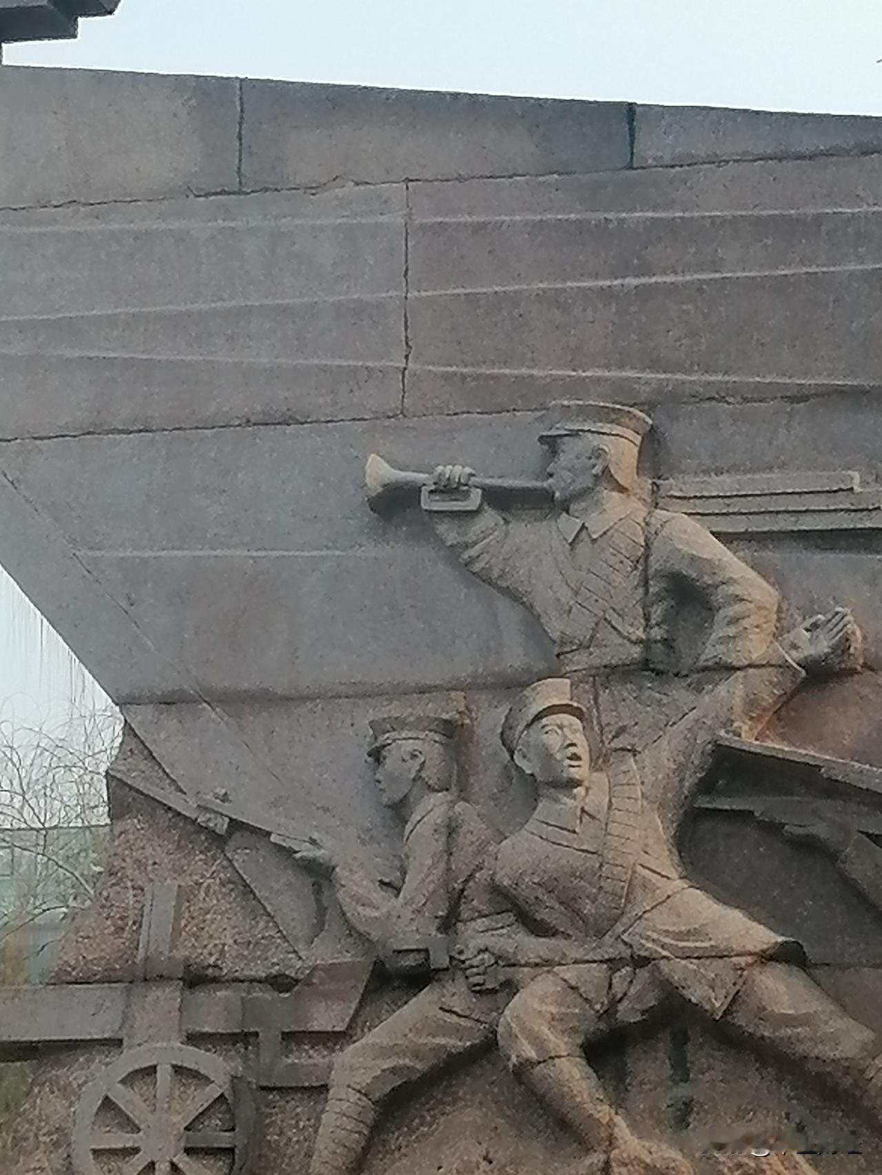 1928年，冯玉祥将军为缅怀在北伐战争中阵亡的将士，决定在郑州西郊一片名为“白沙