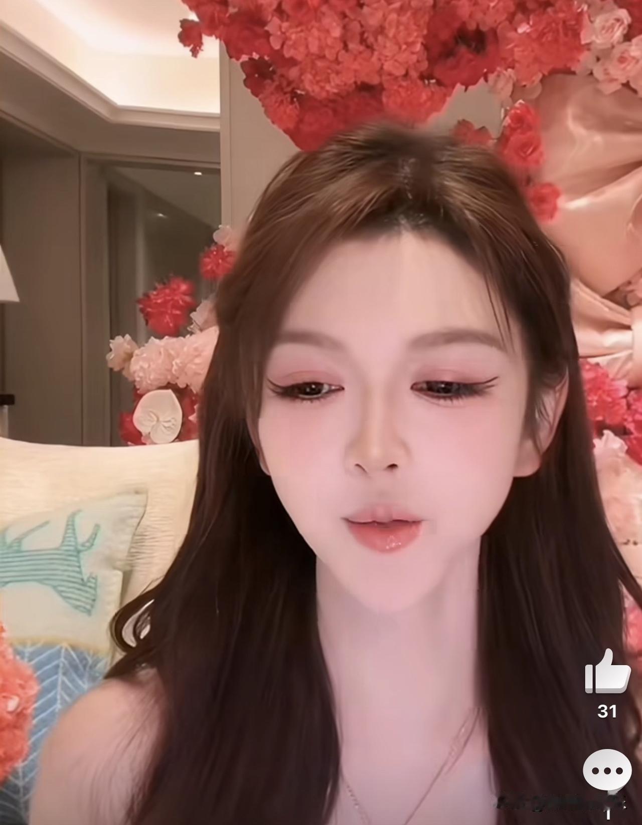 叶柯在直播时说：

“有网友说我没以前好看了，那是因为化妆师的问题，那个化妆师她