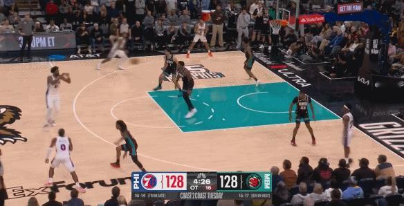 让你装！莫兰特嘚瑟扣篮惨遭绝杀！
在今天NBA常规赛灰熊对阵费城的加时赛中，莫兰