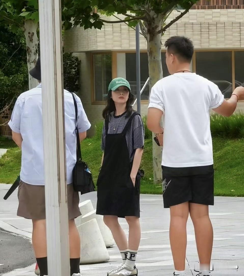 董洁在直播间就很会穿搭，私底下的穿搭也很休闲舒服。宽松条纹T搭配背带短裙，随便搭
