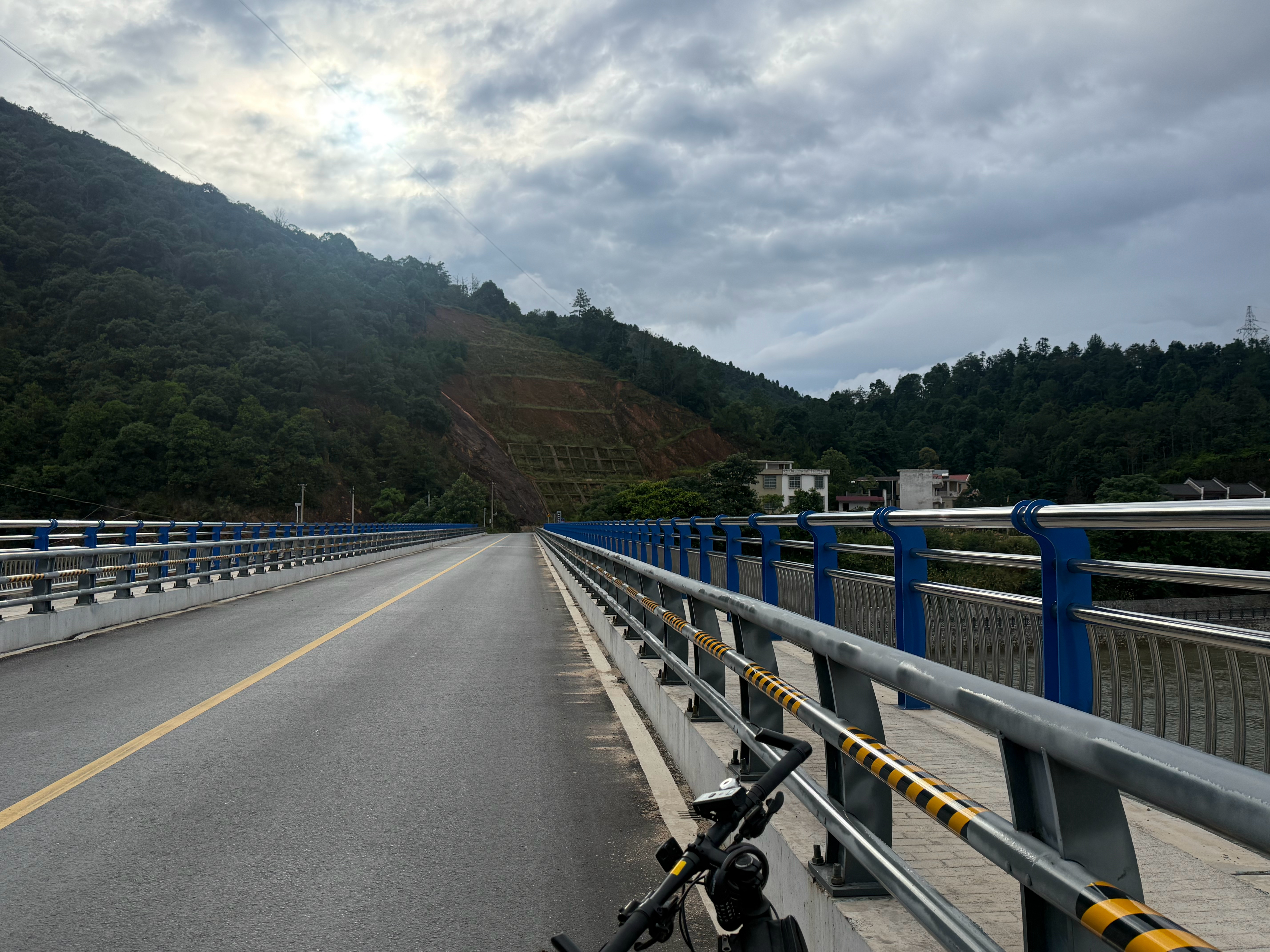 赣州早安 坚持做自己，成为自己的高山，而非他人的风景。端午安康