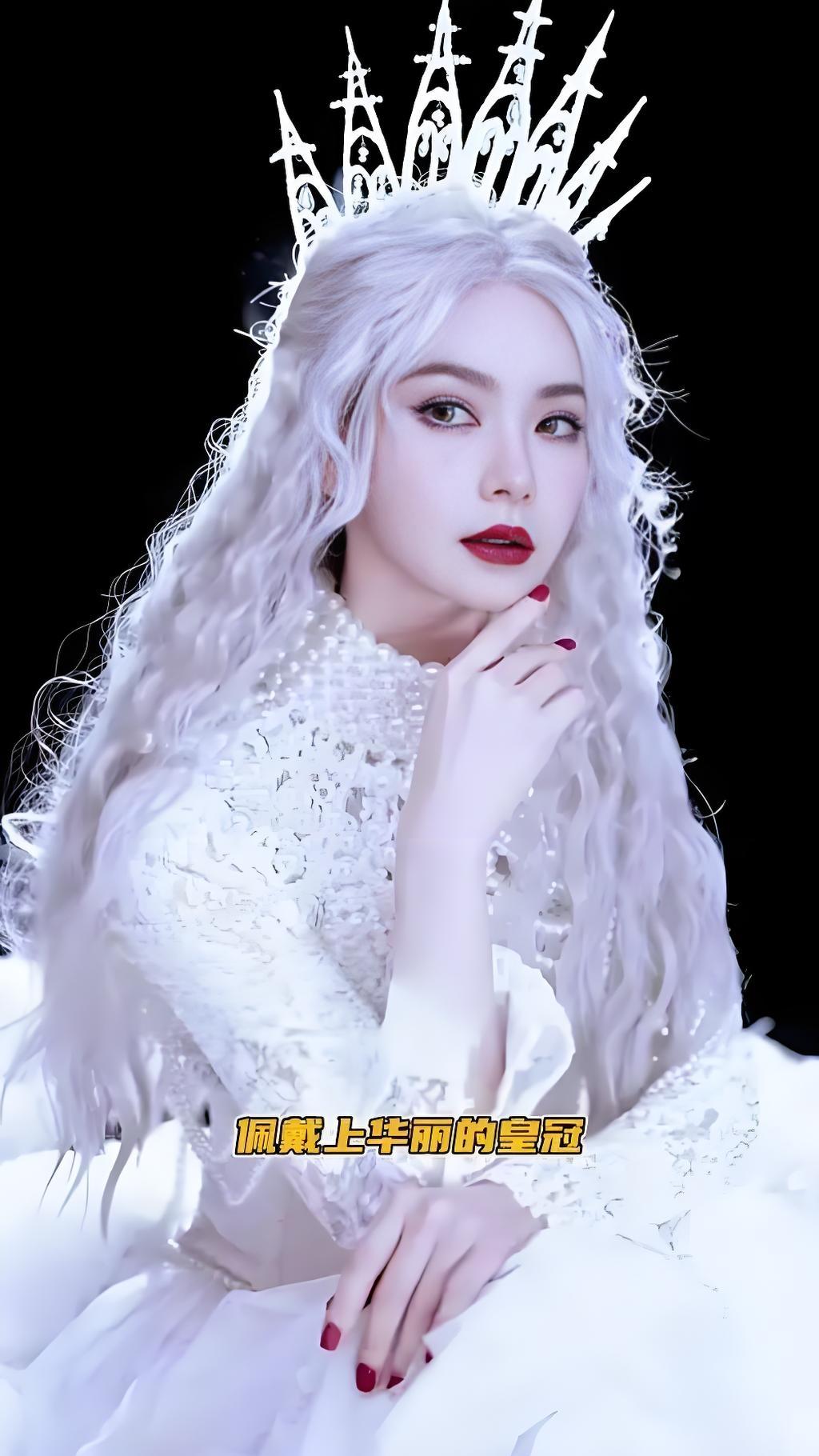 谁懂啊！戚薇这次为《大侦探》闪耀大赏准备的白皇后妆造，直接把爱丽丝仙境搬来了现实