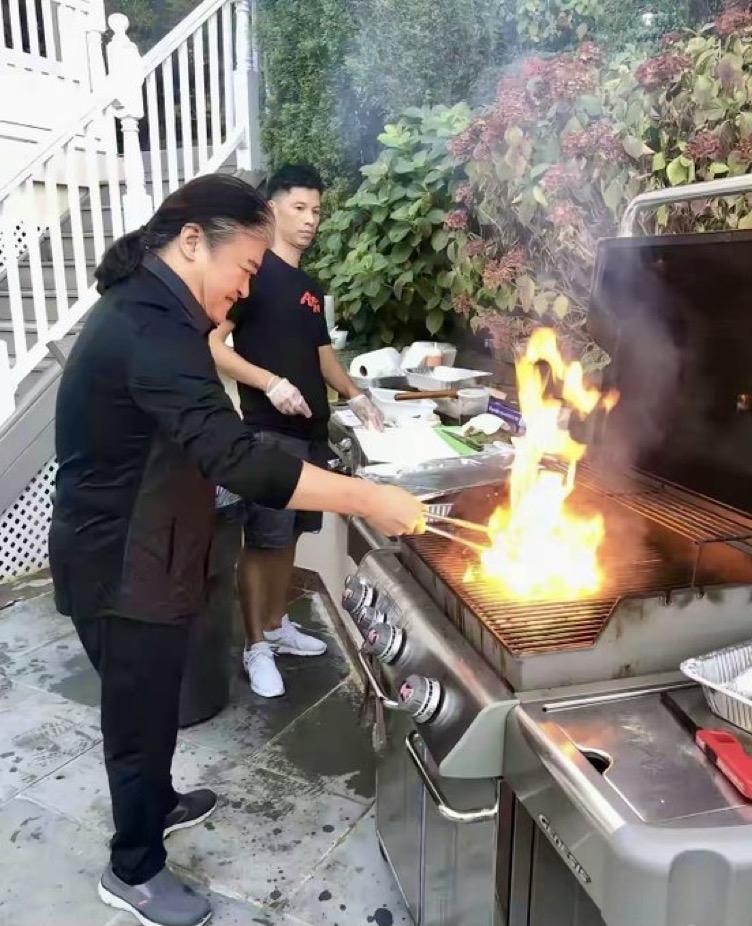 这是刘欢老师去年在家里给80多位朋友做饭的图片！
刘欢老师每一年都会召集朋友来到