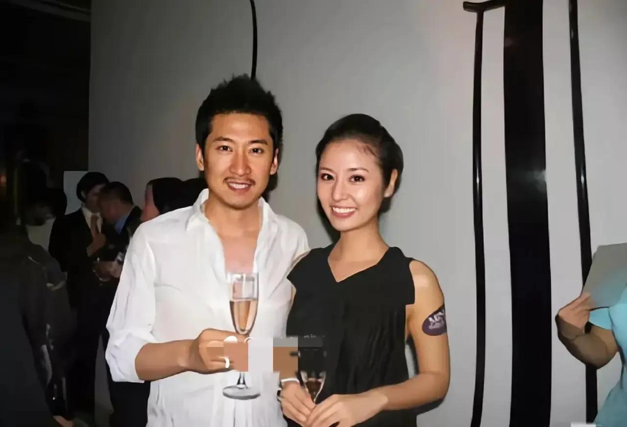 这个男的绝对想不到，身边这个笑嘻嘻的女人竟然会逼得她退出娱乐圈。其实，这个女人也