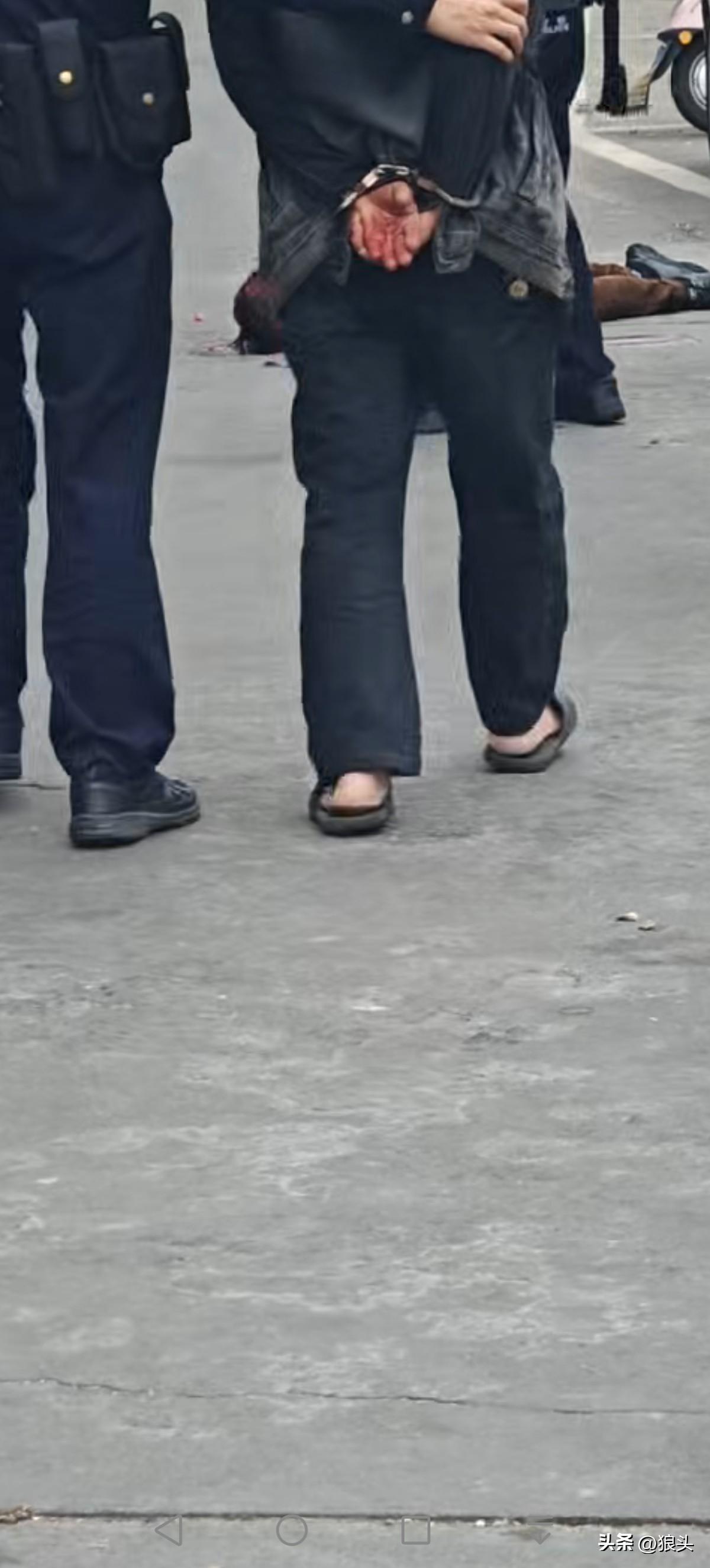 打输住院，打赢坐牢。
多大的仇恨啊
都是一时冲动
就为了一口气
亲人两行泪
忍一