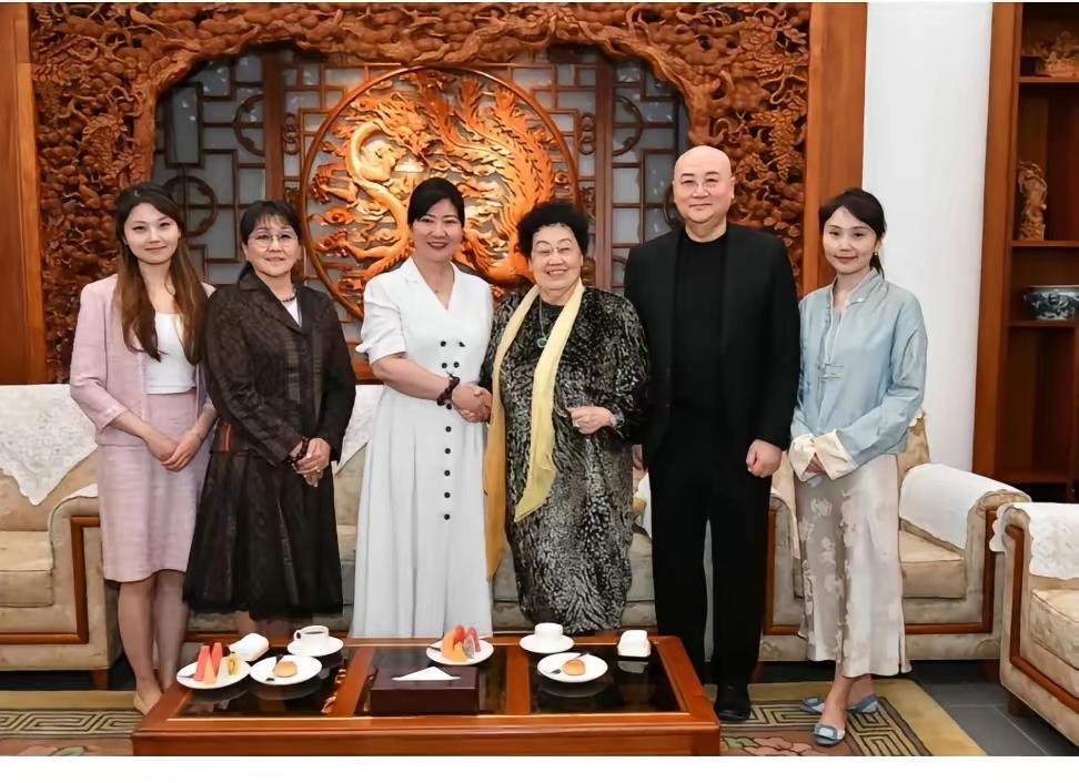 出生 42 天被抱进豪门，全家族唯独她姓王！陈丽华离世后，养女竟分得同等家产！