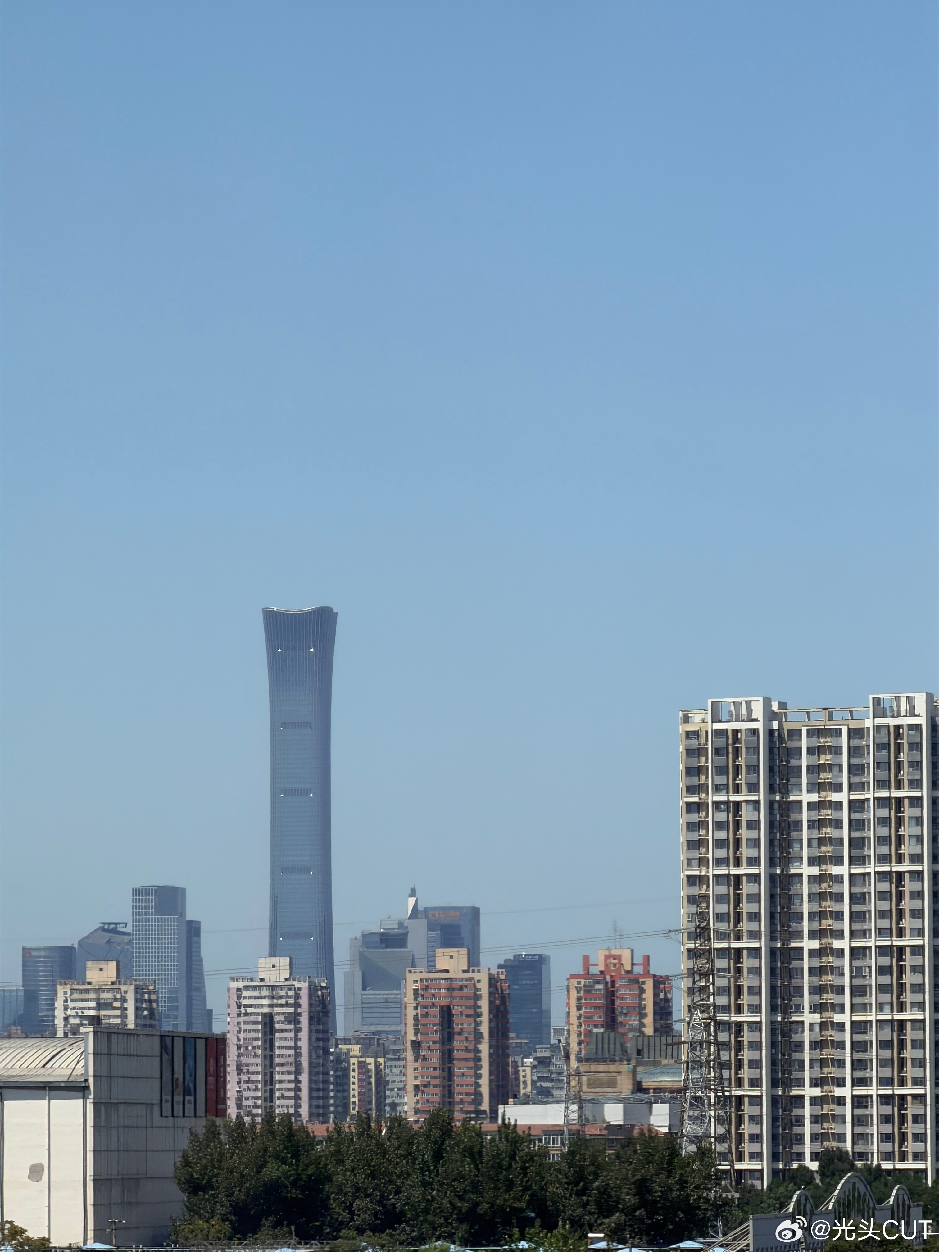 天朗气清，惠风和畅啊高铁路线简直是中国尊的绝佳拍摄位 