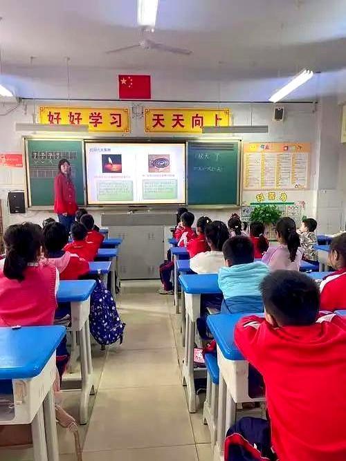 校门口那一幕还历历在目，孩子说妈妈不让抽血，班主任压着嗓子劝，一句“区里统一安排