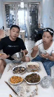 小哥哥病了，
得了没有啤酒就抽搐的病。