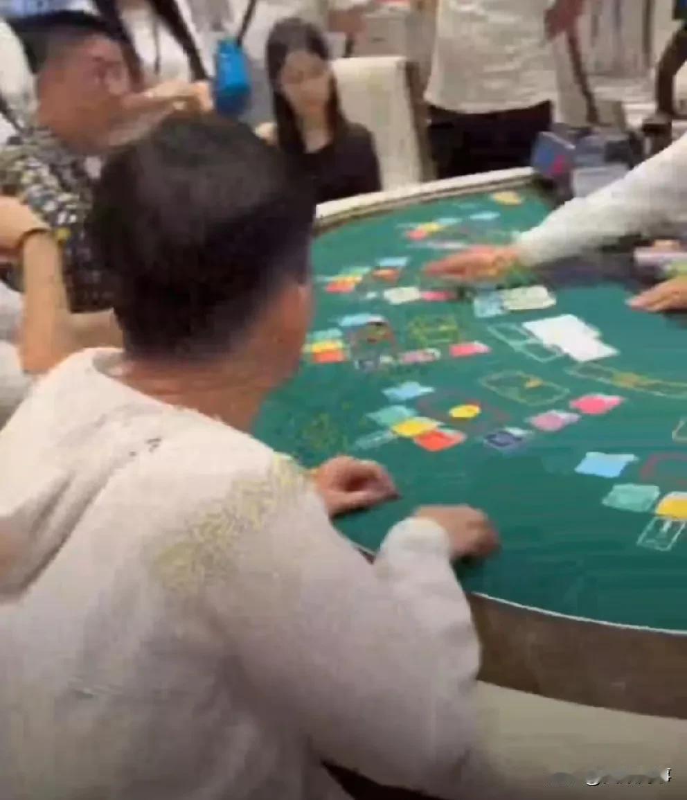 T佑得知刘一手夫妇澳门d博：这人废了！

             T佑惊讶刘一