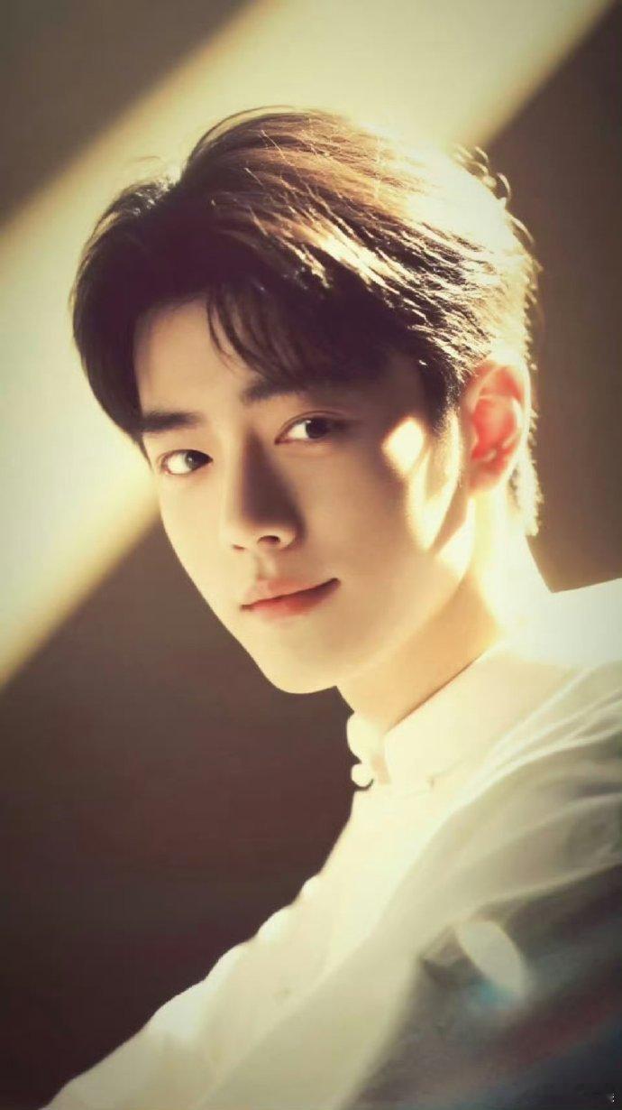 三大厂合作资源与扶车碰倒一排车辆的画面，共同塑造肖战在男演员中的独特定位，稀缺经