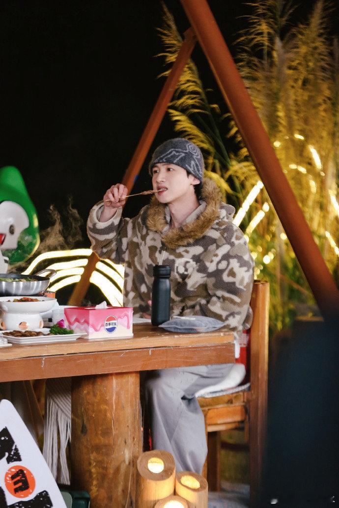 白敬亭身上痒就去洗澡建议白敬亭身上痒就去洗澡！狼人局炫舞信念感拉满，左摇右晃跳嗨