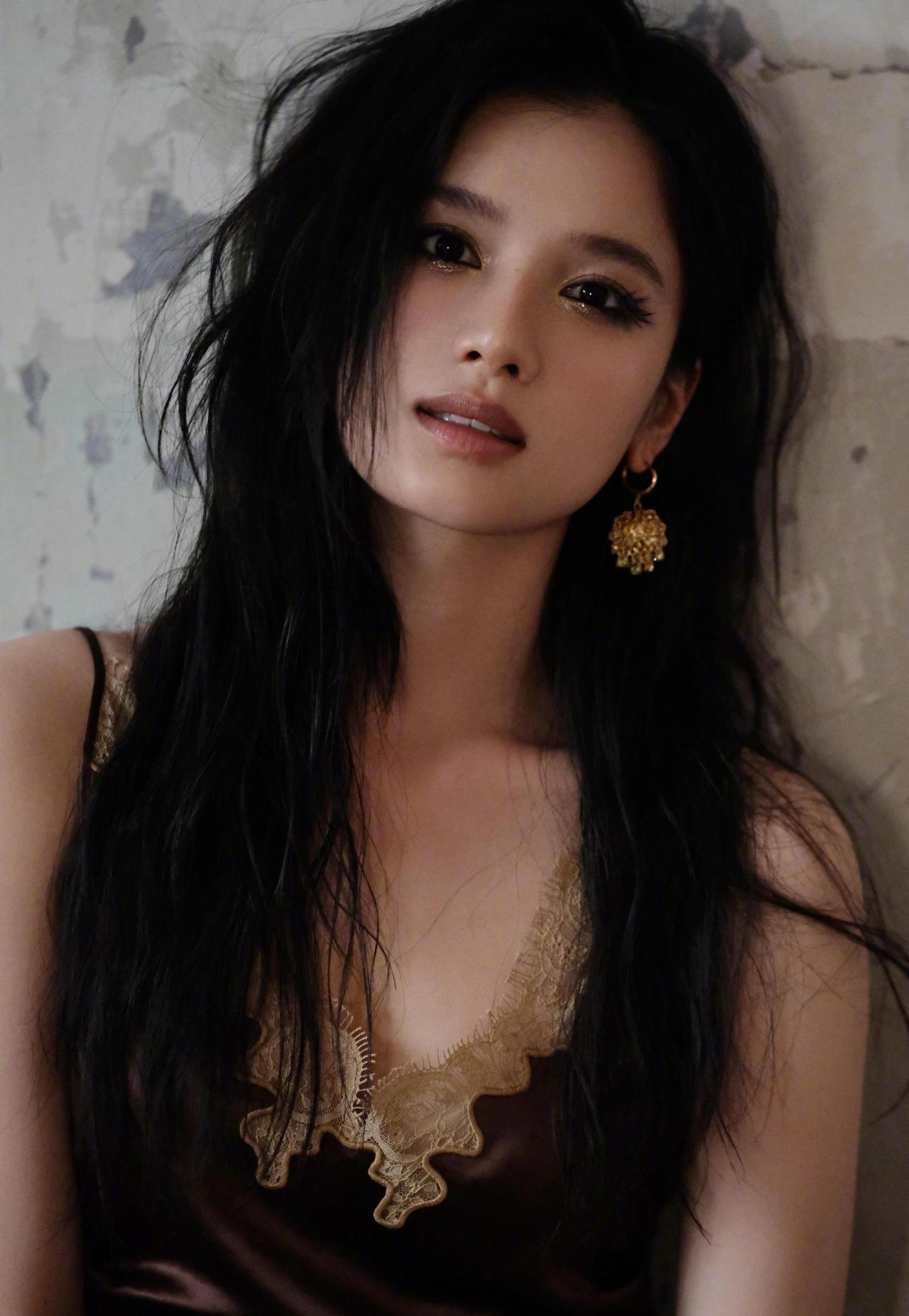 现代妆发远远大于古装扮相
现代：舒适区，更稳更出彩。她的骨相、厚唇、高眉骨，在现