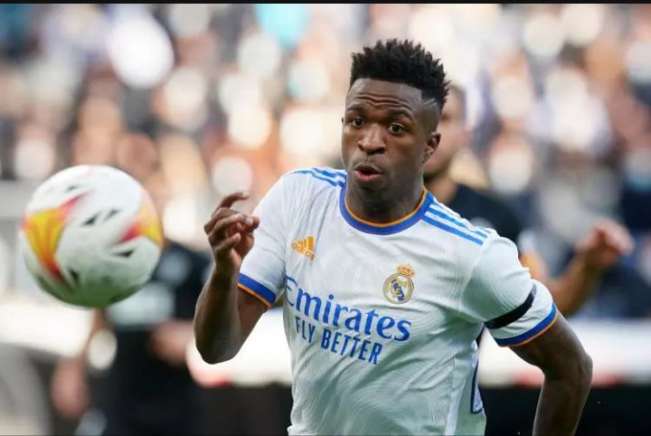 维尼修斯经纪人弗雷德里克-佩纳正在和皇马就球员合同进行谈判，可能将是一份大合同，