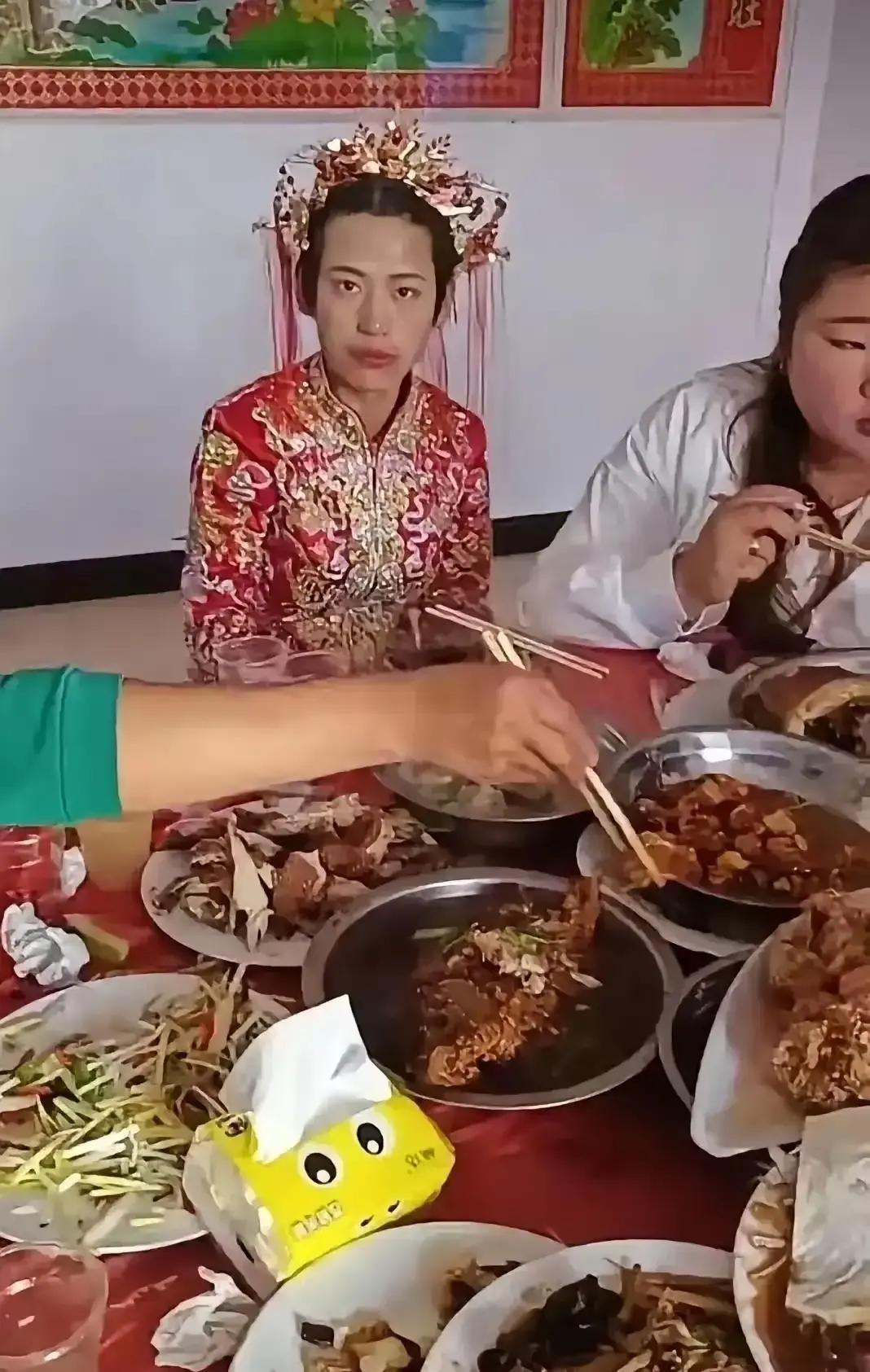 刷到一段婚礼视频，新娘短发西装头，眉骨高得能削苹果，穿白婚纱往那儿一站，评论区全