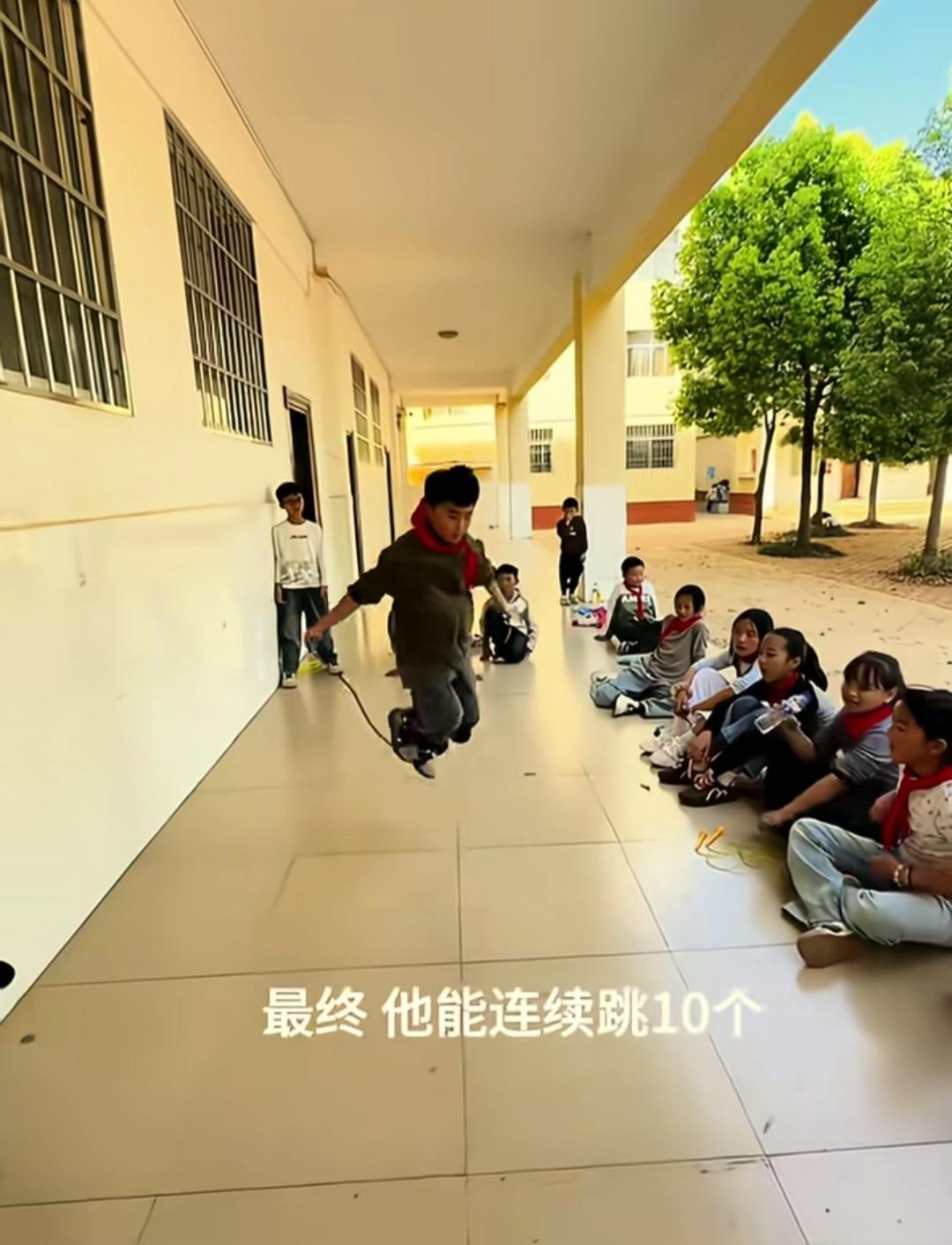 被新华社的这段视频感动了。
大课间，同学们都在跳绳。
老师注意到一个学生特别的慢