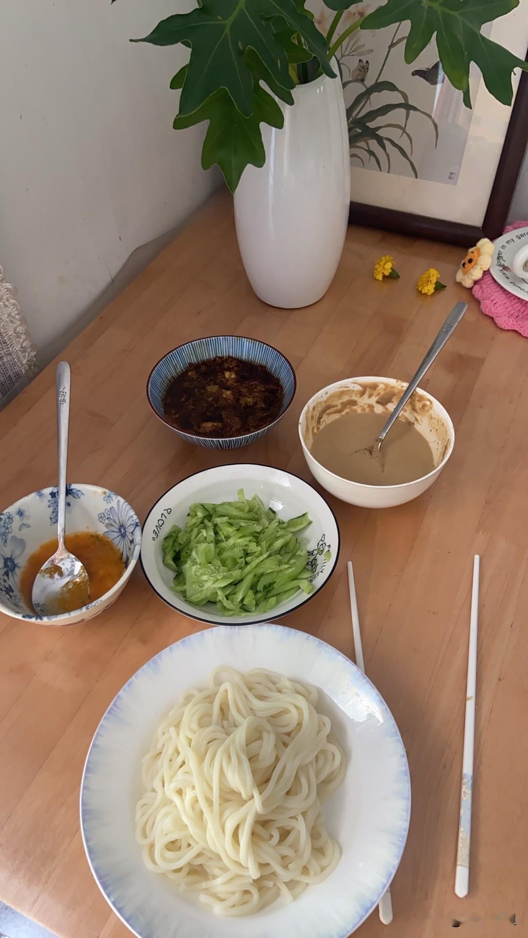 天津特色，夏天简单又省事的花椒鸡蛋卤子捞面！又省钱，几块钱解决中午饭了！
我家今
