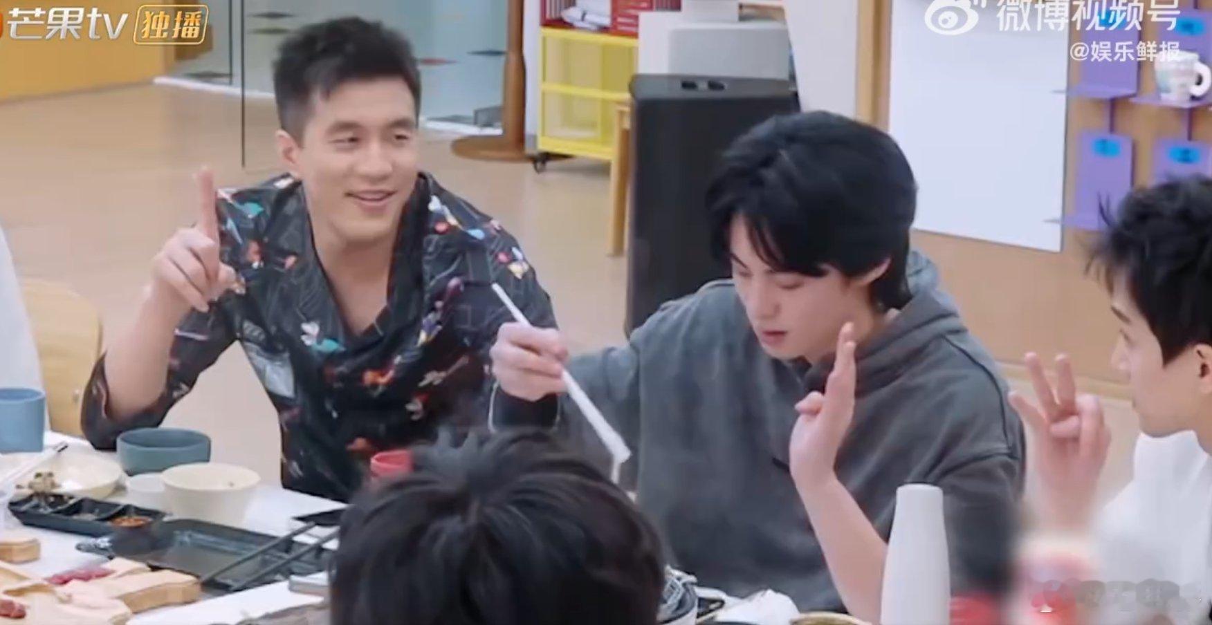 何炅被奥尼尔抡起来转何老师这经历也太让人羡慕了吧，虽然被转得晕头转向，但可是奥尼
