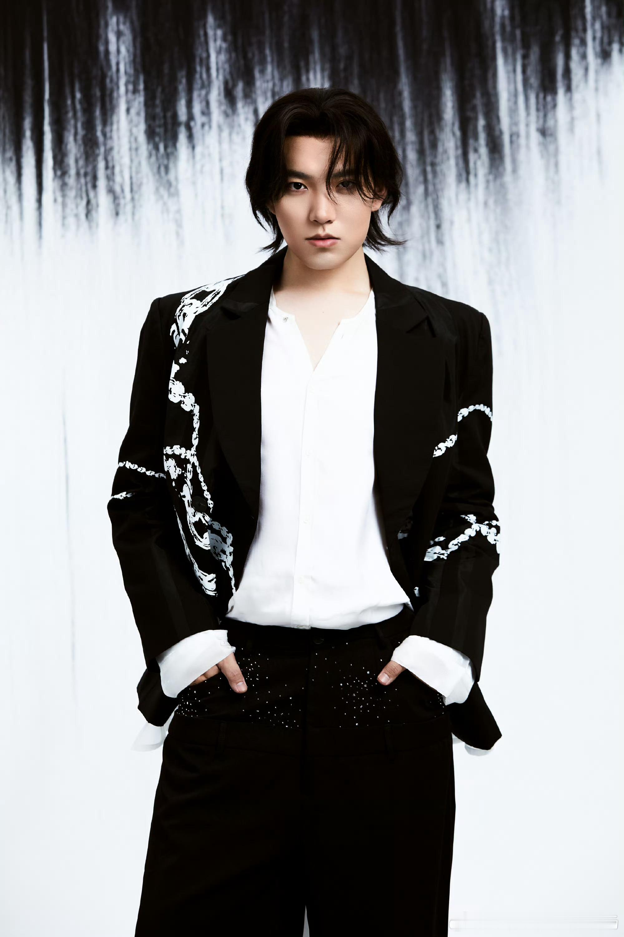 海伦 以为是老登没想到是帅哥 被海伦惊艳到！唱《桥边姑娘》时嗓音沧桑，本人却安静