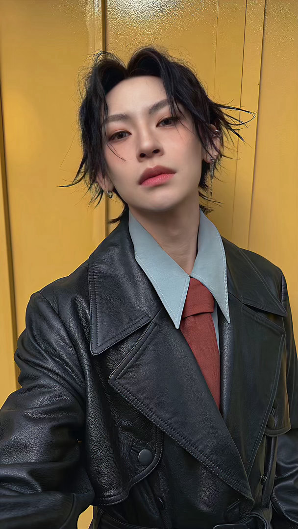 小鬼的星期六从星期五就开始了 悠扬琴声里藏着不变的热爱，多元曲风轻松拿捏。小鬼用