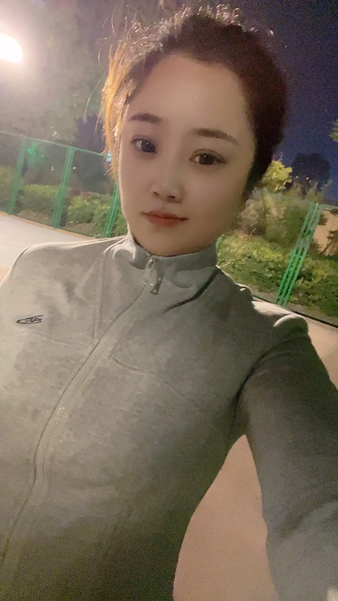 脑子是清醒的 心是感性的 所以清醒的看着自己沦陷
