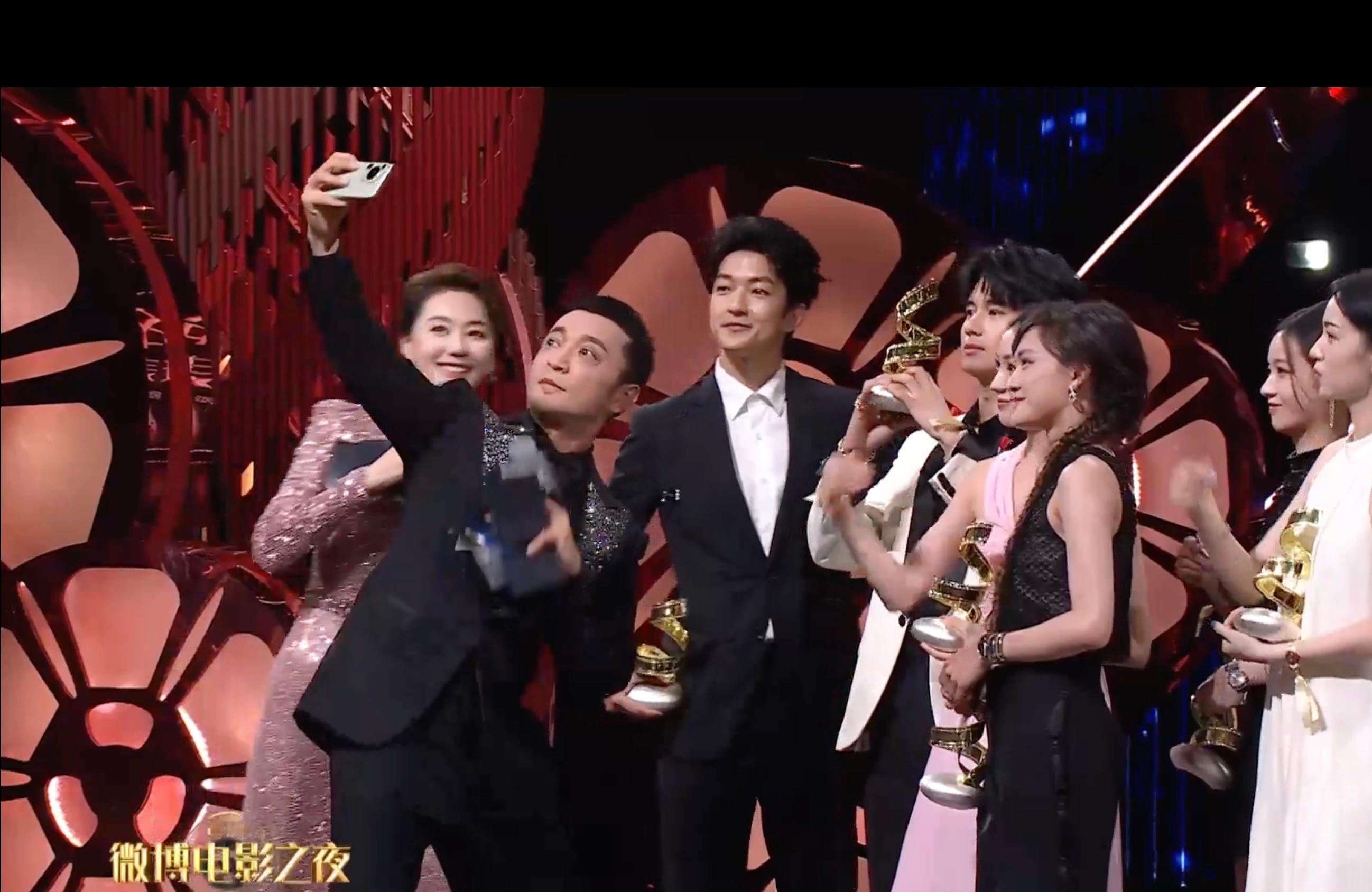 #尼格买提的合拍搭子# 今晚的表现真是太棒了！他不仅成功主持了微博电影之夜，还与