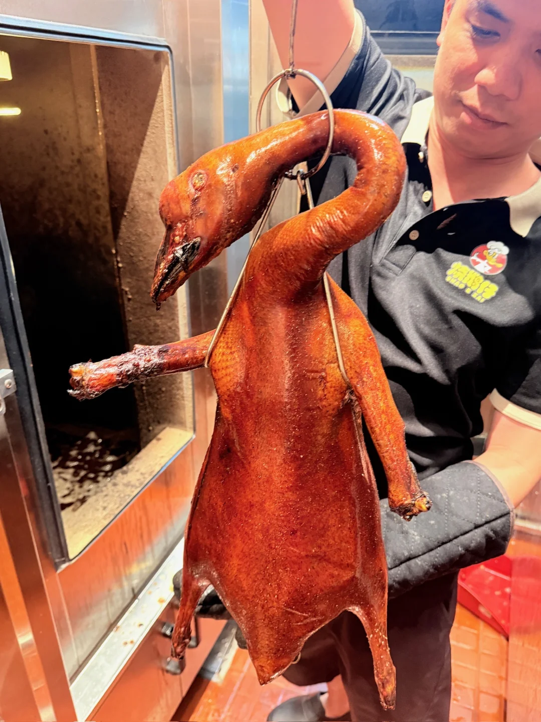 你说这只烧鹅这个动作是不是在挑衅我？