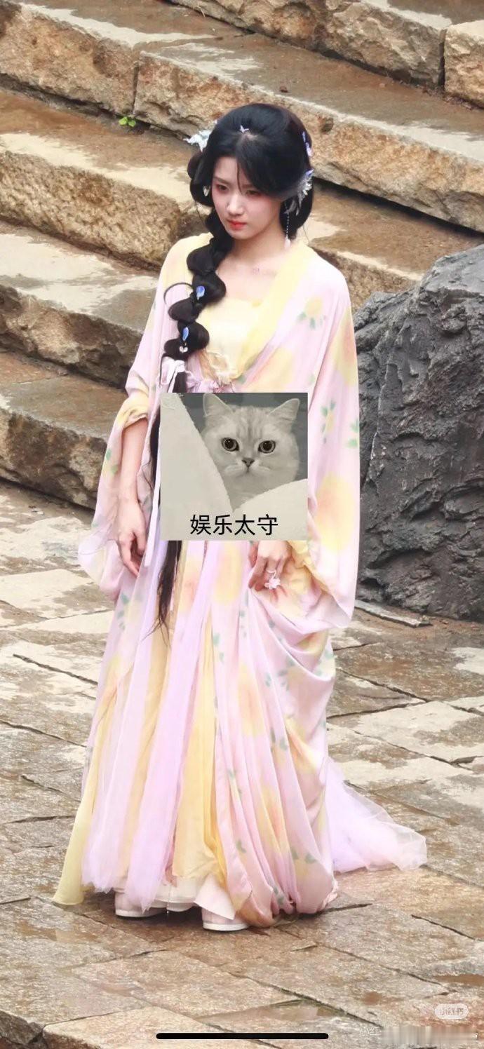 卢昱晓这身衣服布料质感普通，男主角服装也平平无奇。大面积印花效果一般，整体穿搭并
