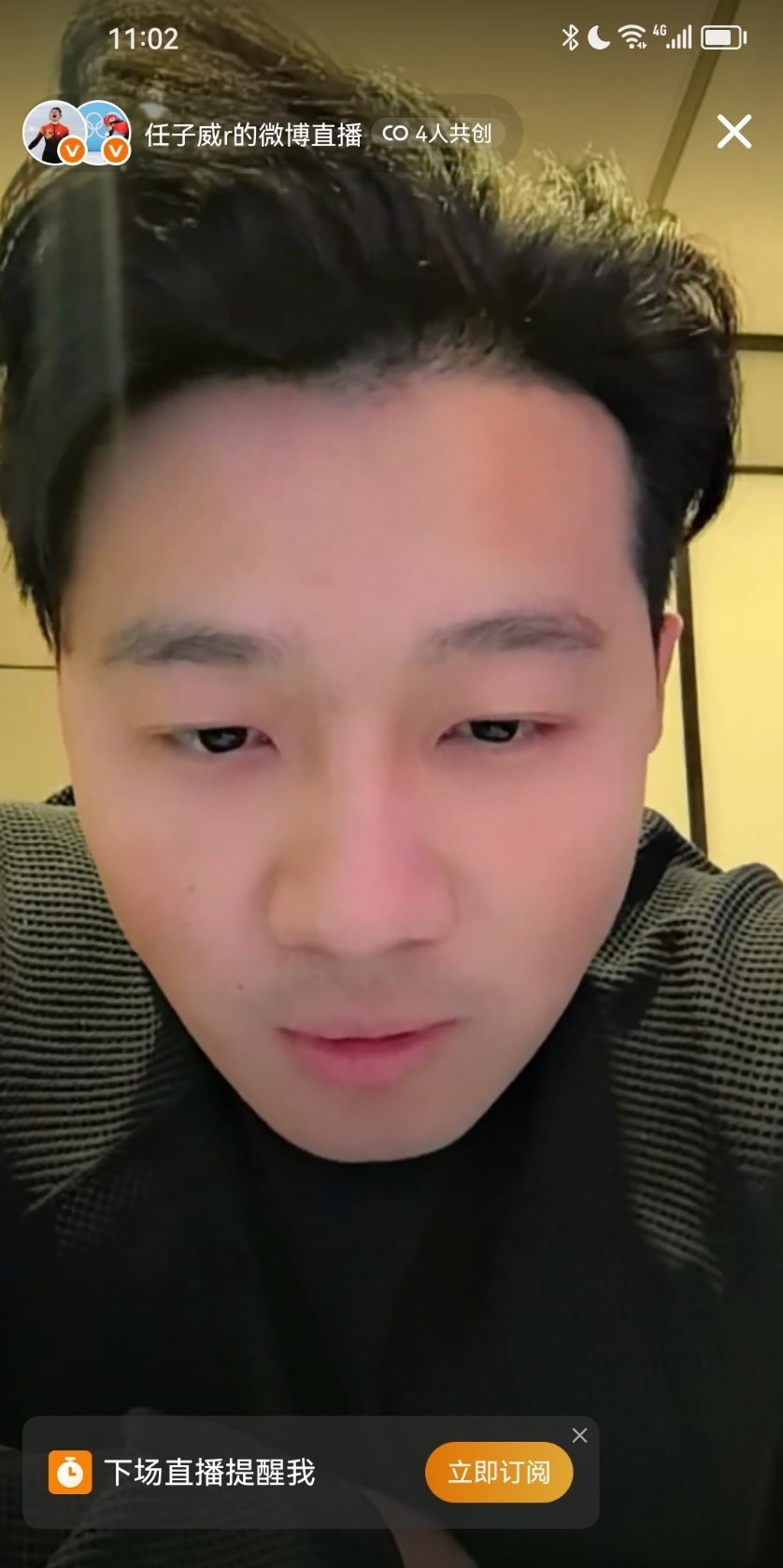 任子威说总看到滑雪运动员拄拐笑着心疼。每一份耀眼成绩背后，都是无数次摔倒、带伤坚