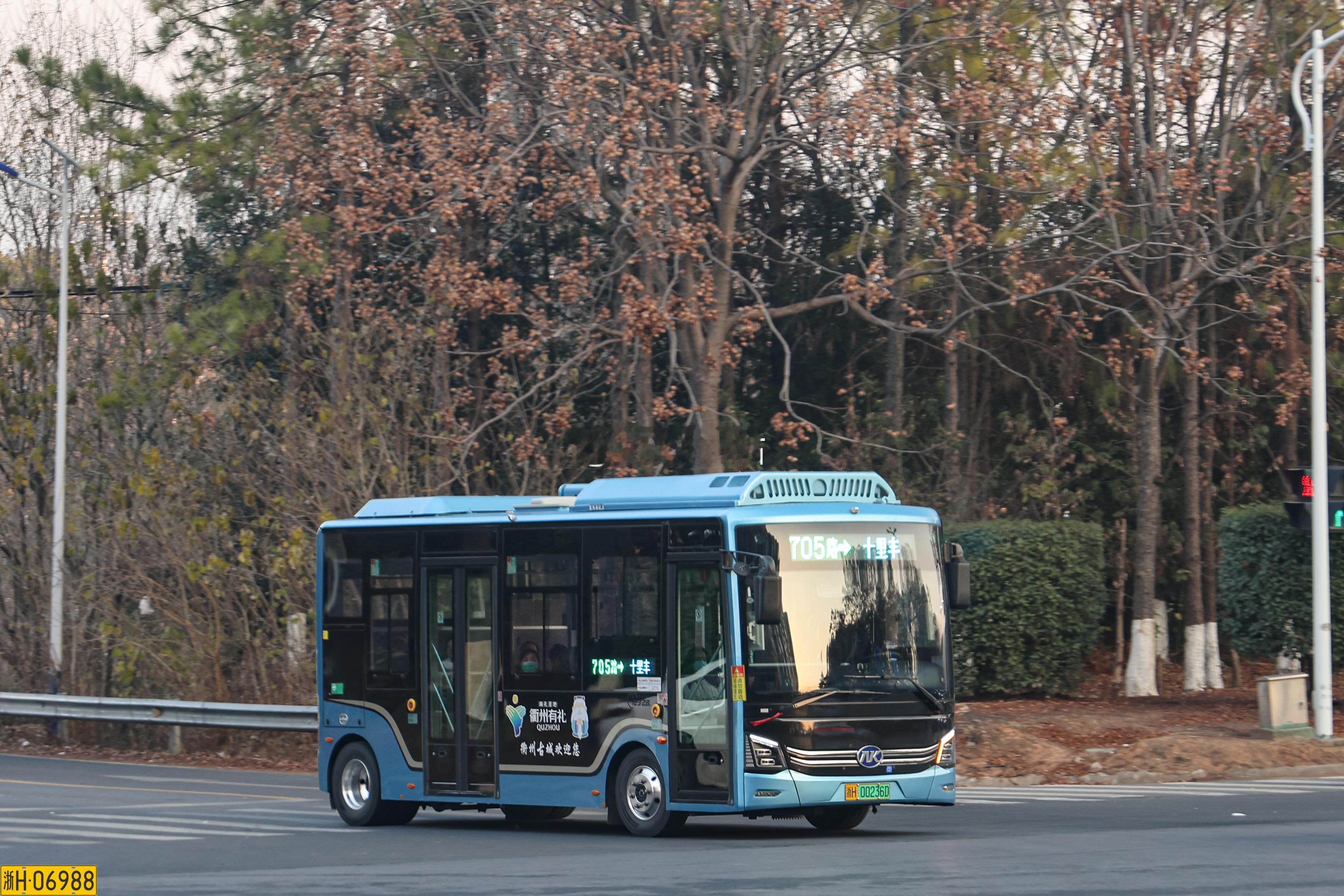 也许衢州公交还挺得意这批新车的涂装，上线两个多月广告率居然出奇的低，原色还是较为