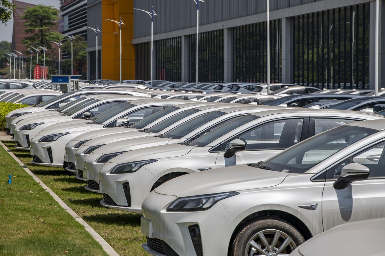 新能源汽车常规保养核心是“三电系统检查+基础部件维护”，无发动机相关项目，比燃油