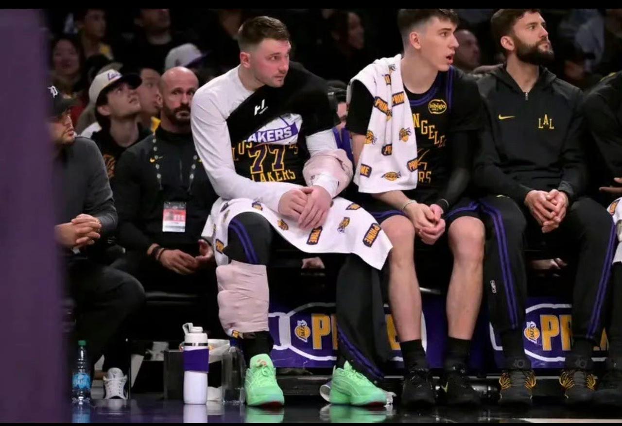 可以说湖人是强队里最弱的、弱队里最强的！目前排名很尴尬，输一场就会掉入第6。
现