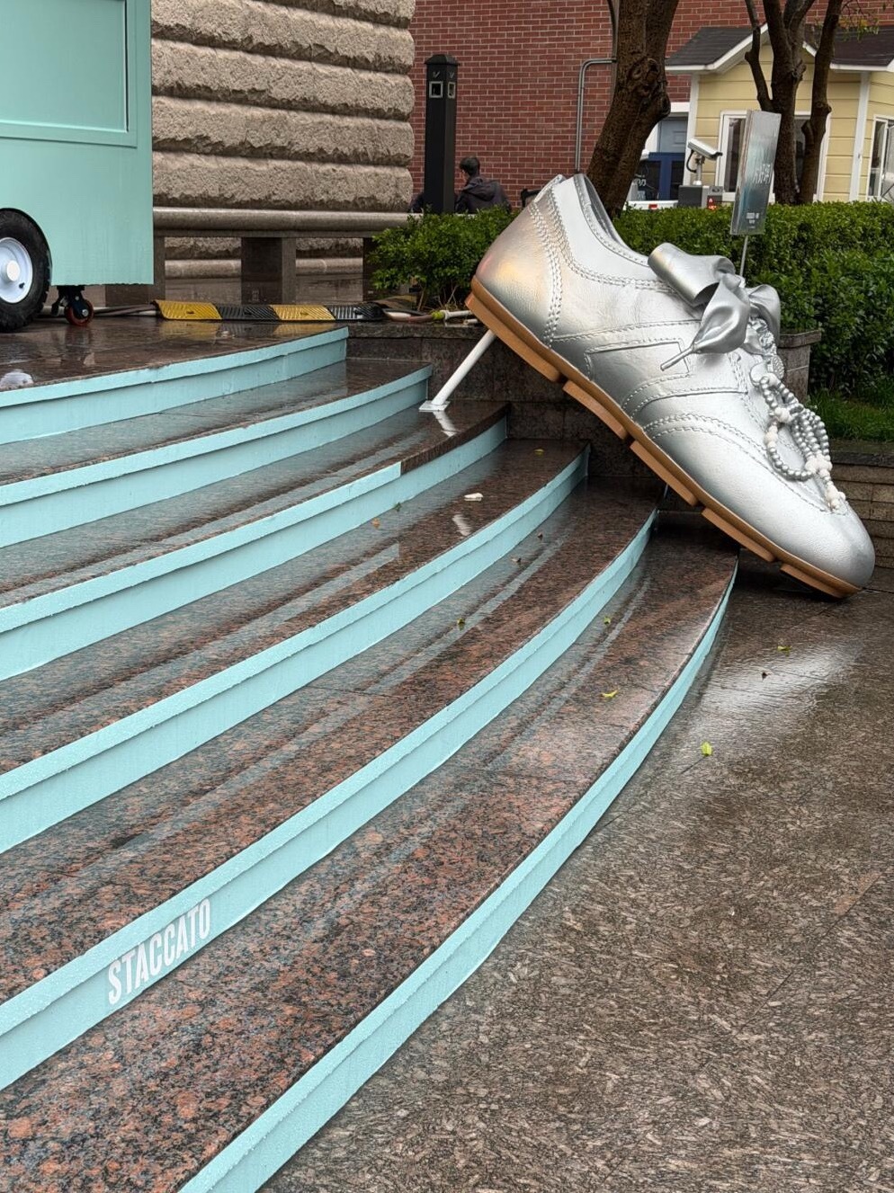 杨幂  幂思加图合作的，好大的蜜蜂鞋