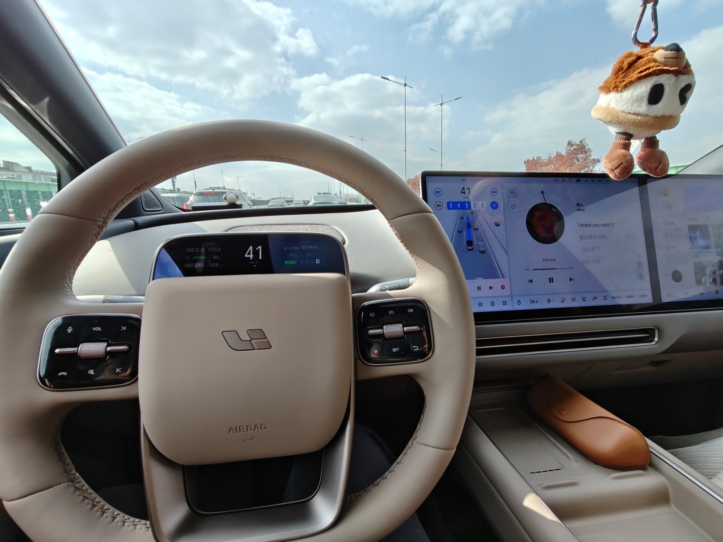 一群要用「无麦K歌」的女同事…要不是他们，估计我一年也用不上几回