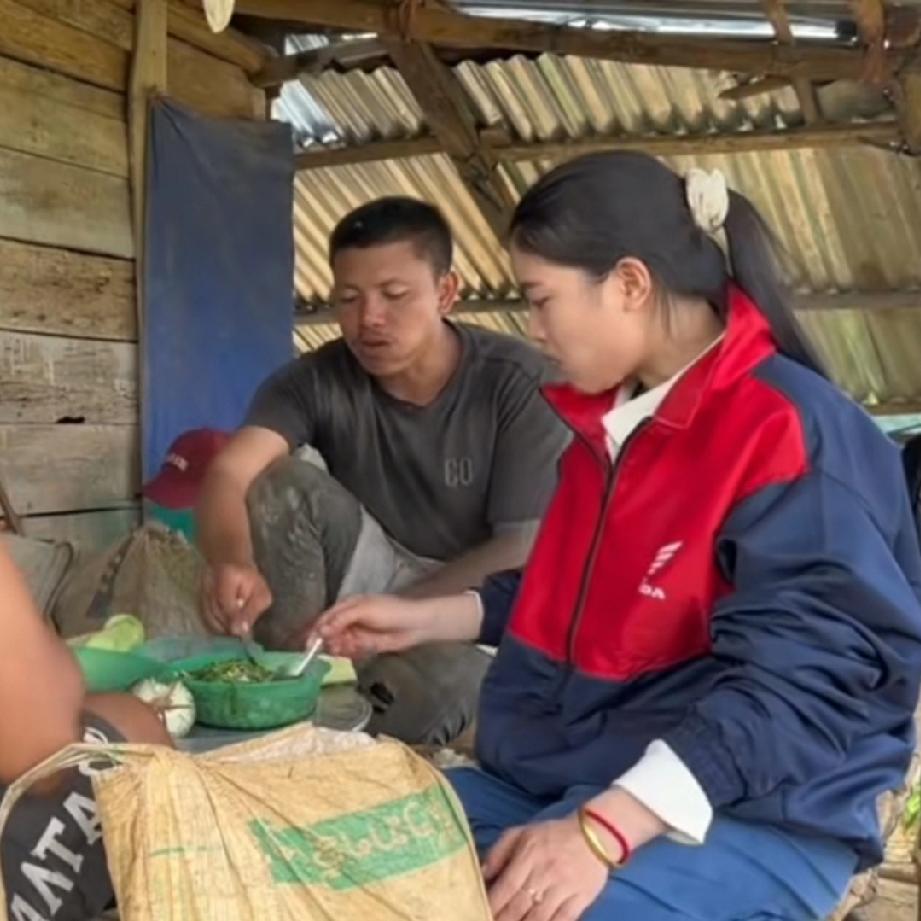 看到了蜜的老挝拍的视频，蜜和爸爸妈妈还有哥哥一起去他们家地里干活，看到老挝的风景