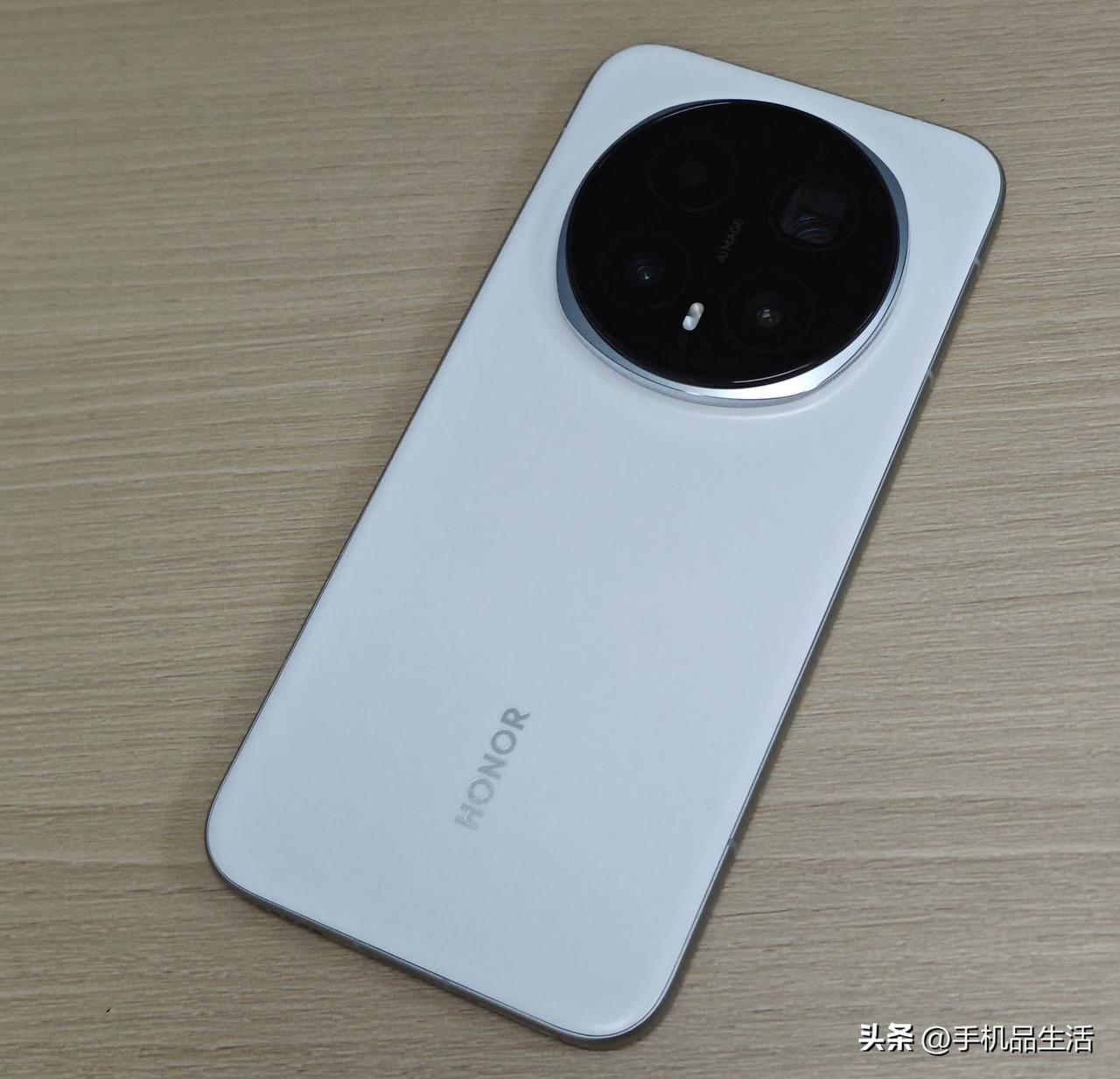 近日，有数码博主发文表示在内存等元器件持续涨价的背景下，买个今年的旗舰机用三四年