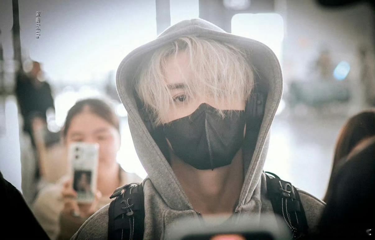 曾舜晞第一章出国 曾舜晞的帅从不让人失望！机场捂超严实也藏不住的贵气少年感，少爷