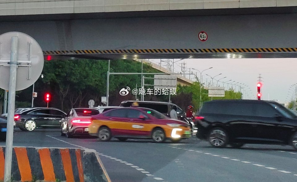 抢灯失败的小米SU7被困在了待转区里[允悲] ​​​