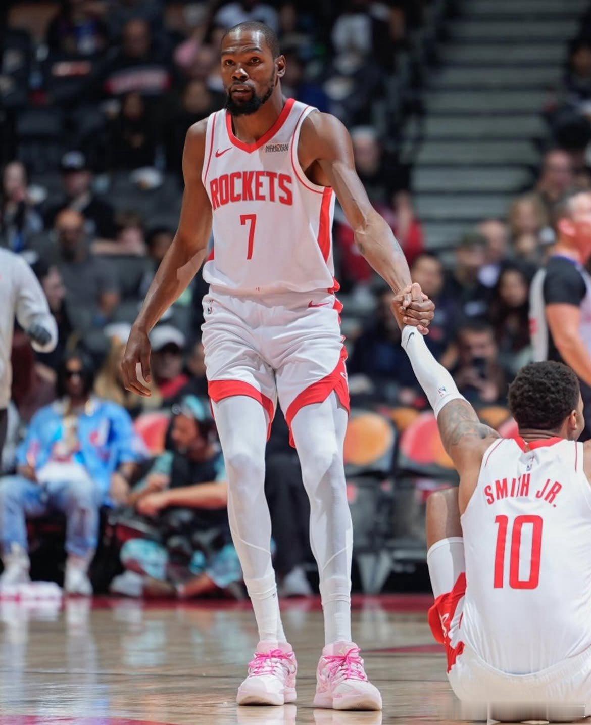 杜兰特是火箭队史第二快达成100分的球员，仅次于哈登。休斯顿火箭火箭vs猛龙 ​