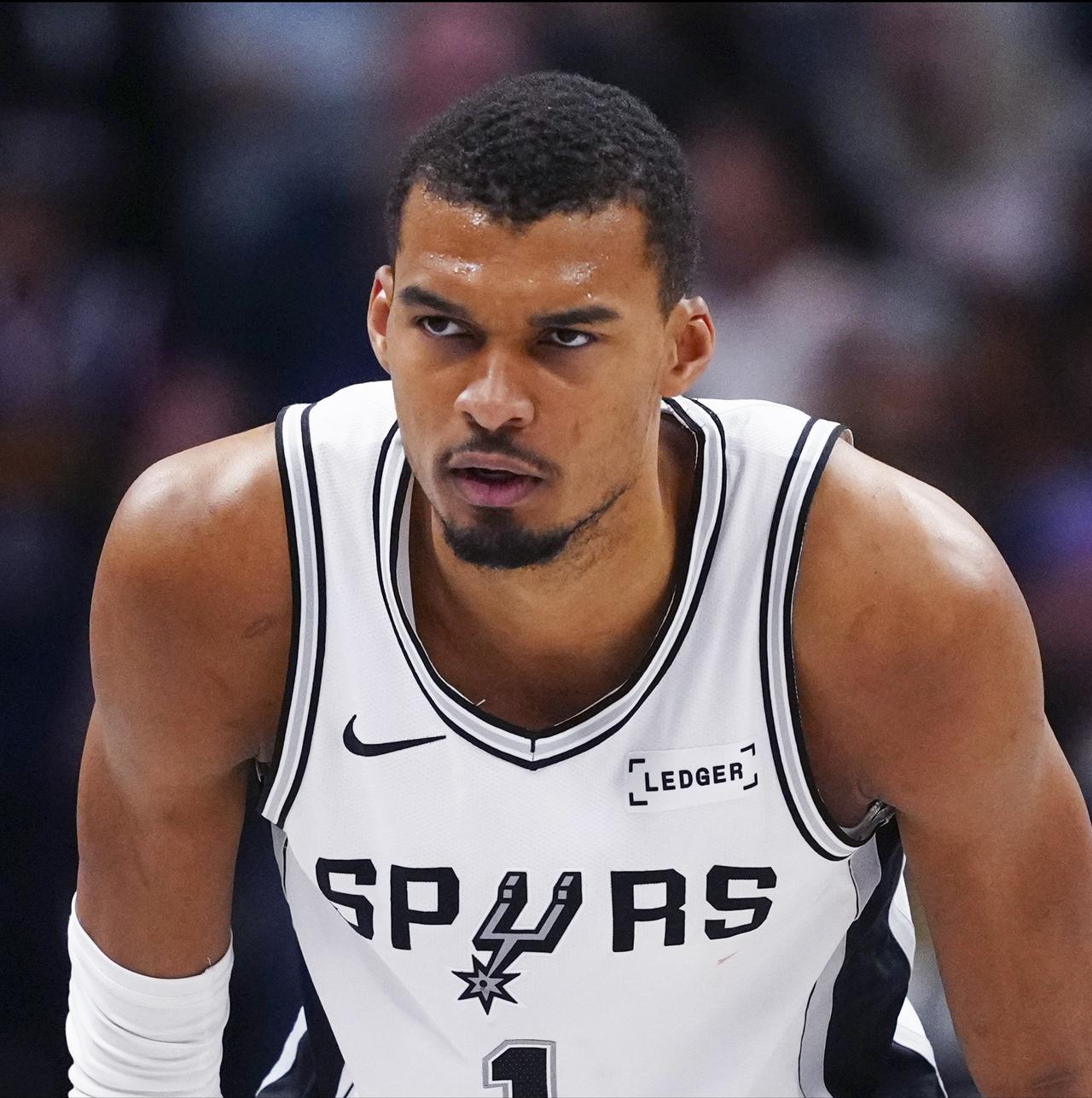 就这么巧？
文班亚马赛季第一场：VS独行侠，40分15板
文班亚马赛季最后一场：