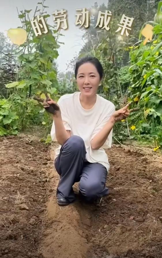 白色T恤搭配黑色皮鞋，像曾黎这样子穿，你们觉得好看吗？

说实话，如果忽略掉黑色