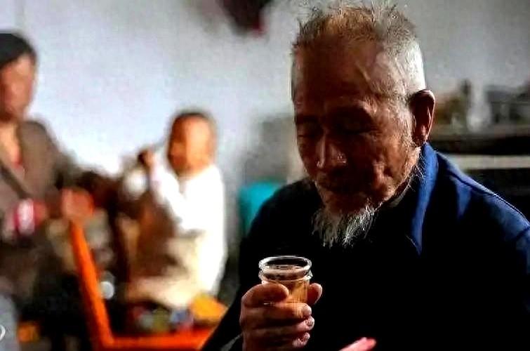每天一两白酒，雷打不动喝了三十年，老王一直觉得这是在“活血护胃”。
直到过了六十