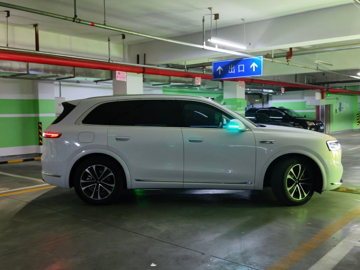 大车一定要有离车泊车，拿好行李，下车走人。全新问界M7小蓝灯一亮，自己停。 ​​