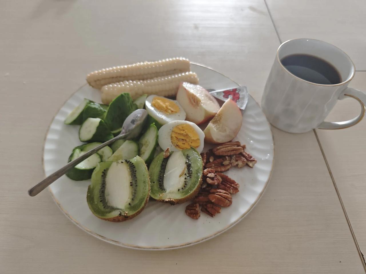 忘买牛奶了，感觉这个早餐营养不够，待会儿补上。
上大学时，早餐是馒头，咸菜，玉米