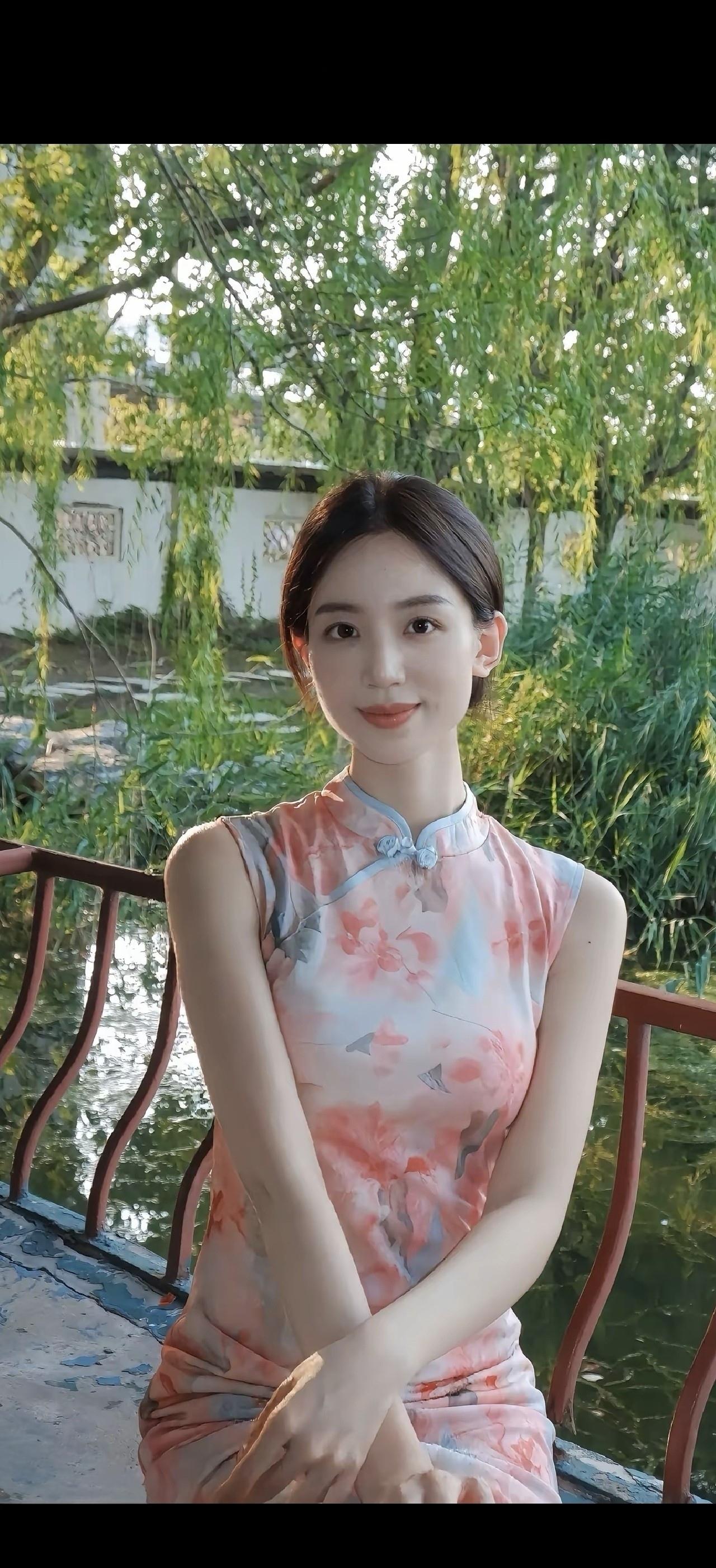 花落人独立，水映影如烟。